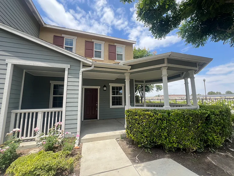 15907 Fountain Ln — Photo 1