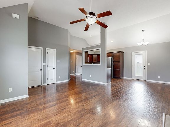 4th image of 524 Falkland Cir