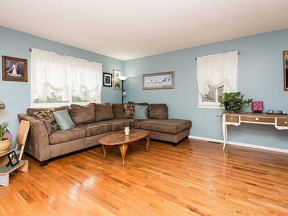 4th image of 70 Town House Dr