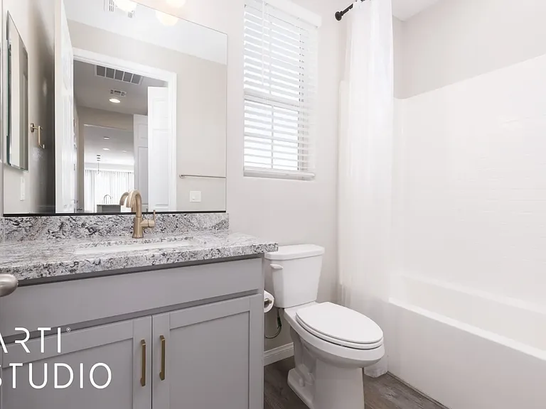 122 Parliament Point — Photo 10