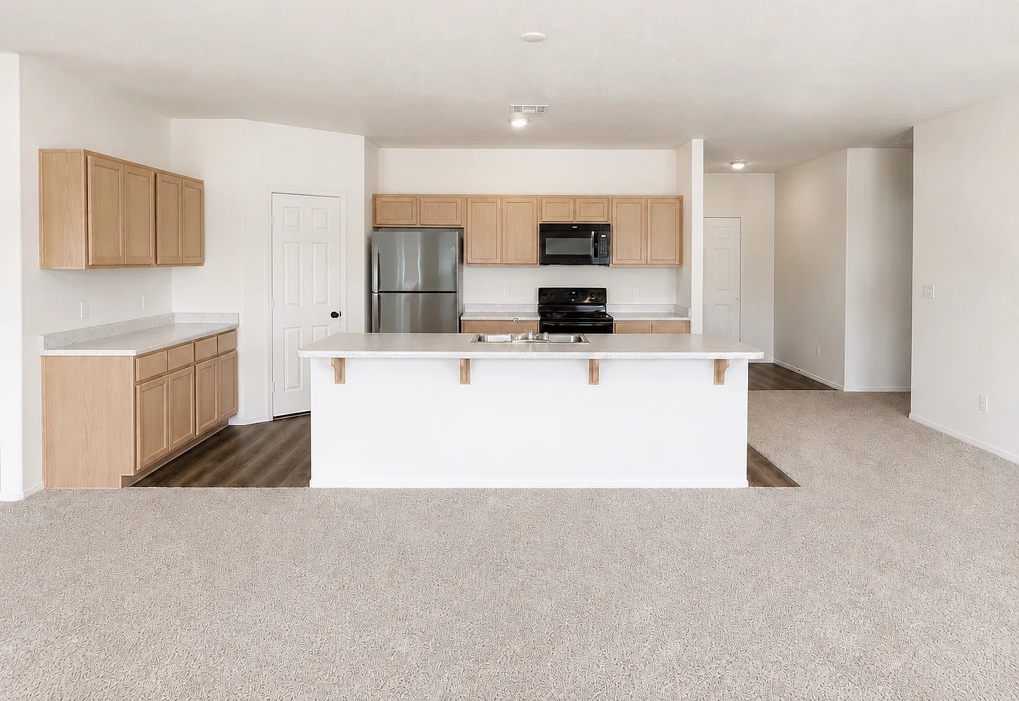 5 bed, 2024 sqft, $2,300 — Photo 3