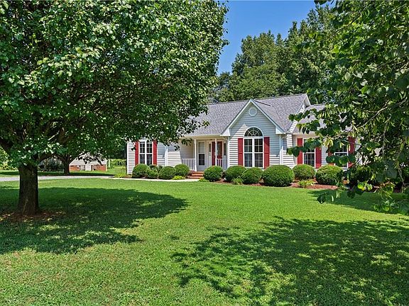 4th image of 1013 Ravenwood Dr