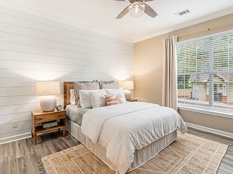 Bedroom 2 with queen bed, Smart TV, and ensuite bathroom