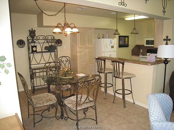 4th image of 1008 Willow Pond Ct #10
