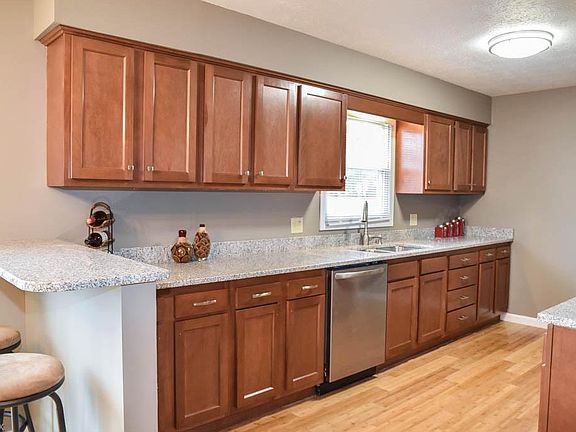 4th image of 230 Chapel Square Cir