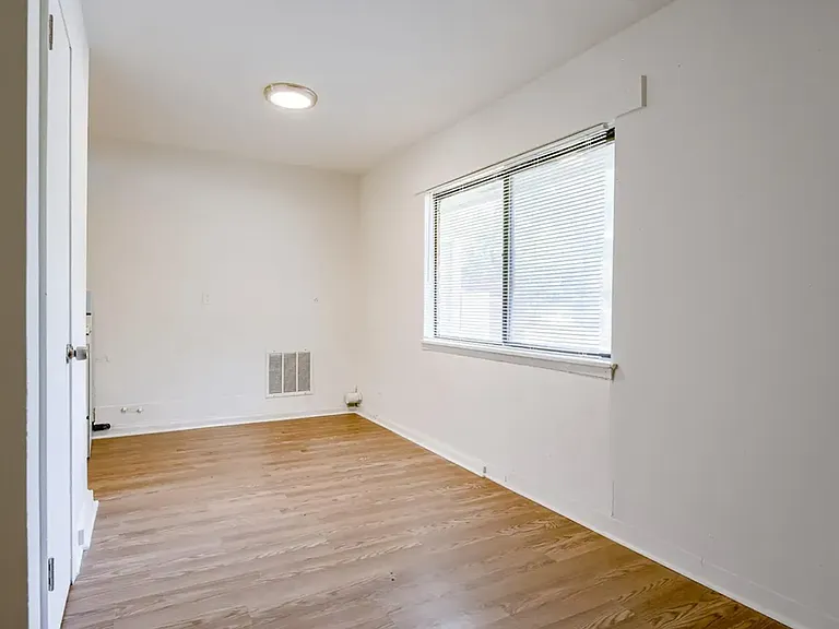 15216 Bellaire Ave — Photo 8