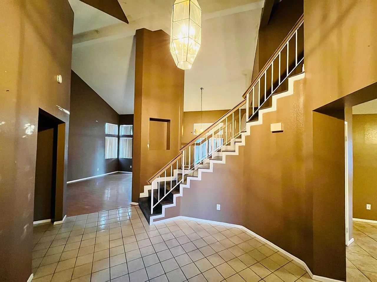 4 bed, 1928 sqft, $2,799 — Photo 2