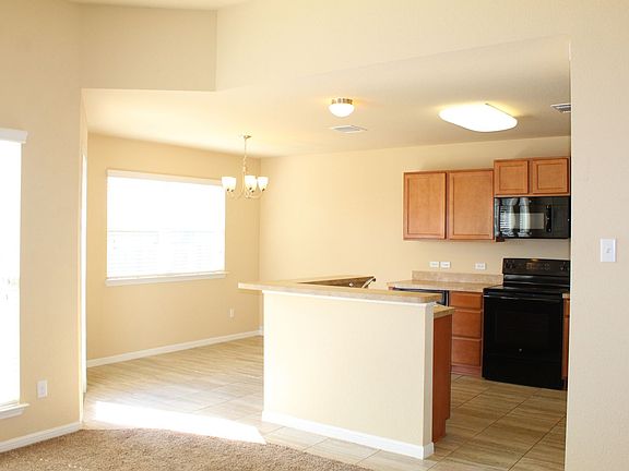 5th image of 1104 Jamestown Dr