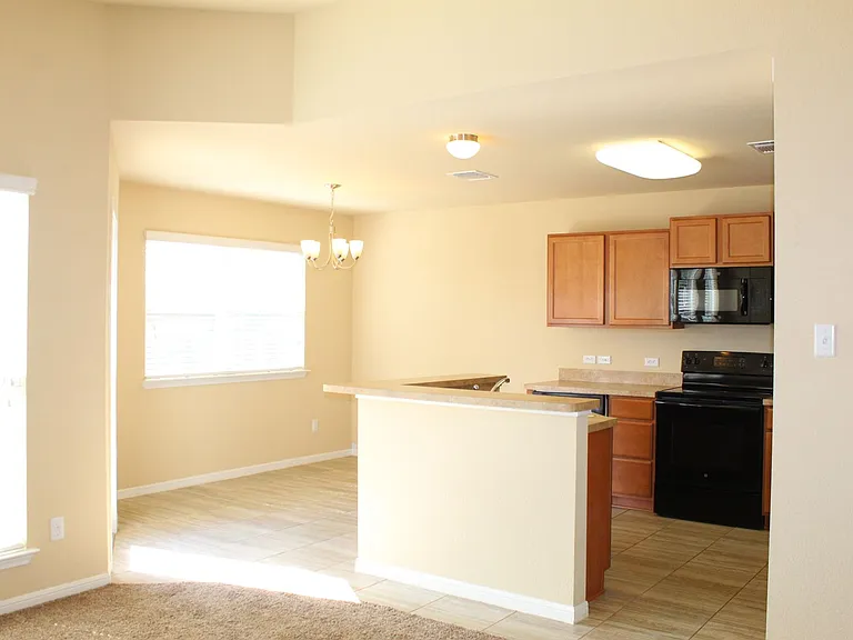 1104 Jamestown Dr — Photo 5