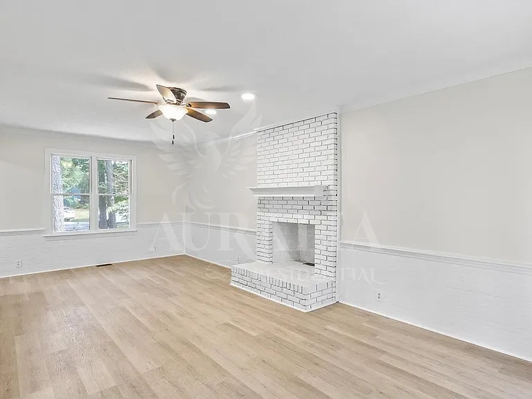 623 Elmwood Ct — Photo 7