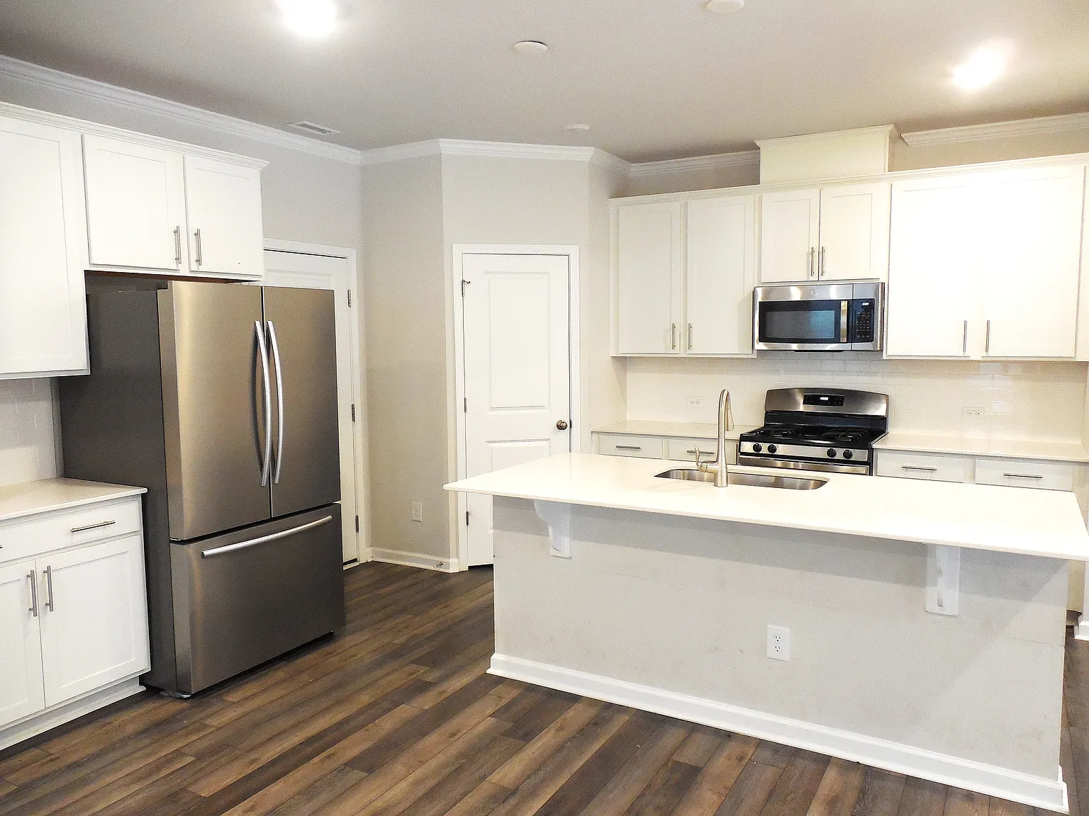5 bed, 2481 sqft, $2,350 — Photo 3