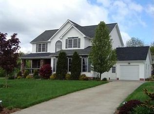 3 Carriage Ln, Grove City, PA