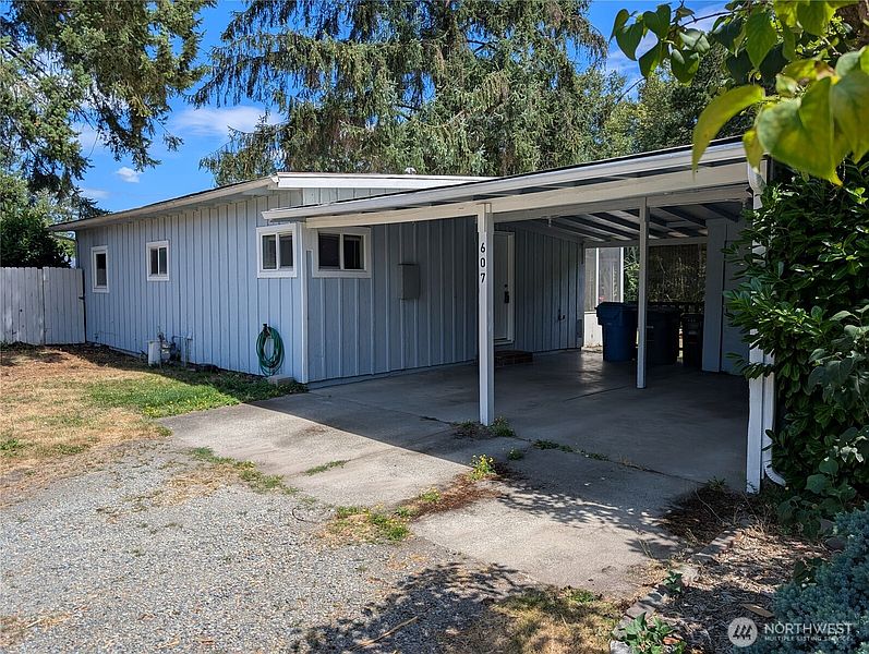 5th image of 607 5th Street NE