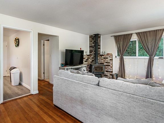 4th image of 18543 Madrone St