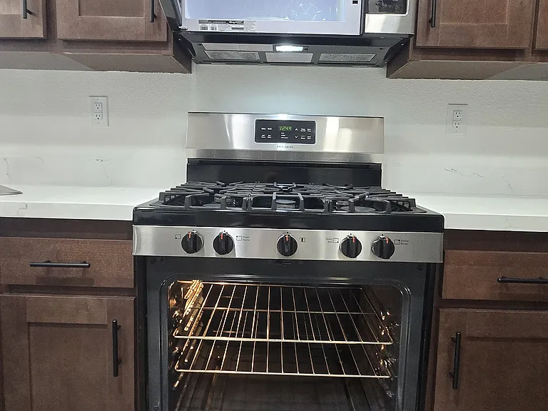 Oven/Stove and Microwave