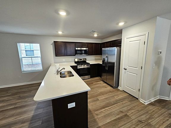 4th image of 608 Wooster Dr