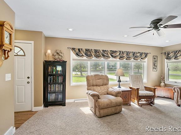 5th image of 975 Leonard St NW