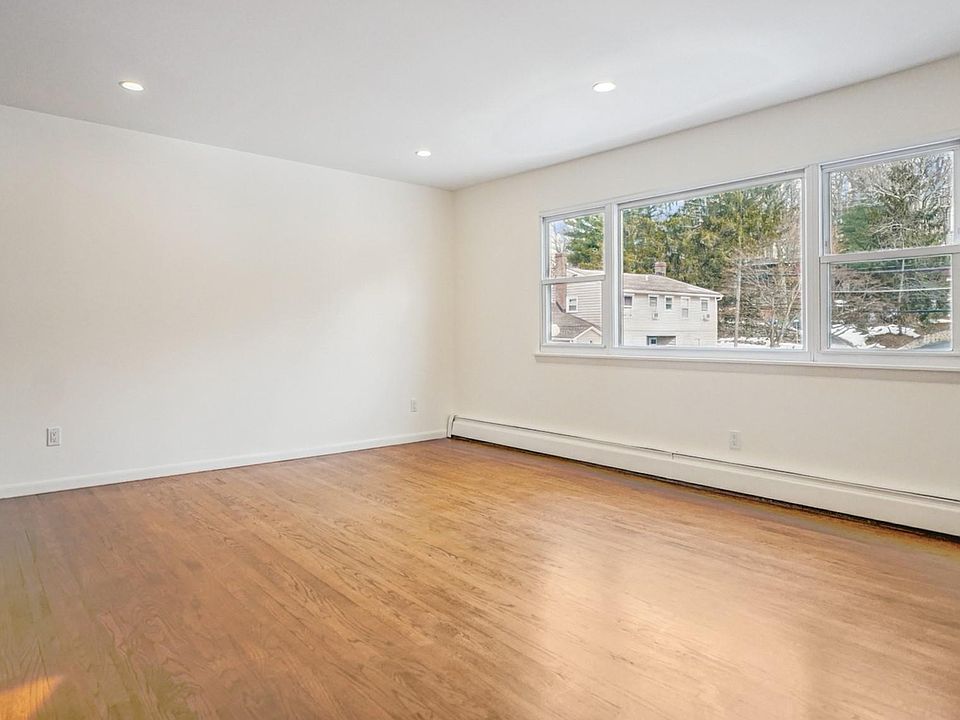 1st image of 100 E Sunnyside Ln