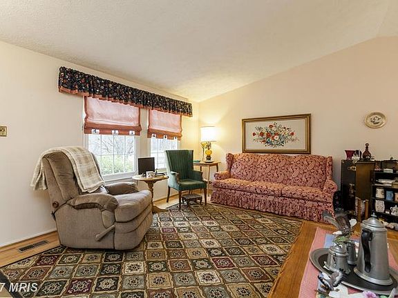 4th image of 507 E Broadway