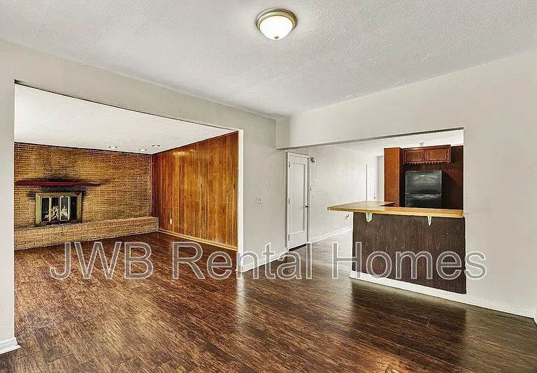 10524 Briarcliff Rd S — Photo 4