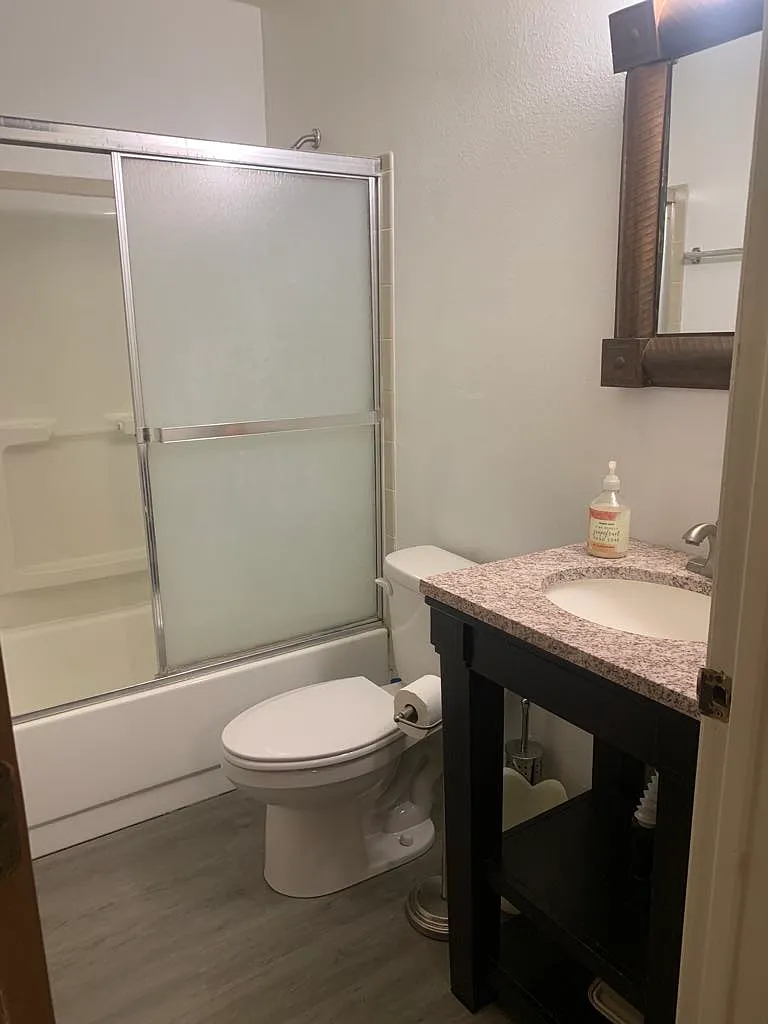 1205 E Elm St — Photo 4