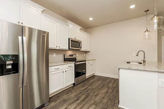 3 bed, 3.0 bath, 2182 sqft, $2,465 — Photo 2