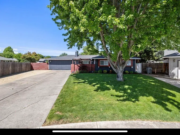 746 Hemlock Ct — Photo 4
