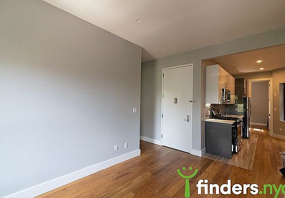 3rd image of 510 Jackson Ave APT 4R