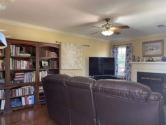 3rd image of 165 W Circuit Dr