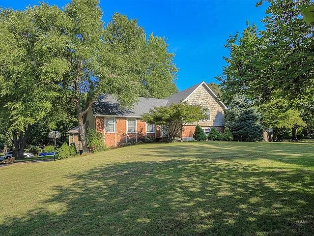 1st image of 1701 NW Willow Brook Dr