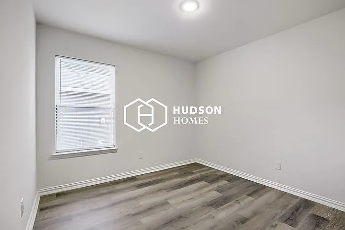 127 Holiday Dr — Photo 8