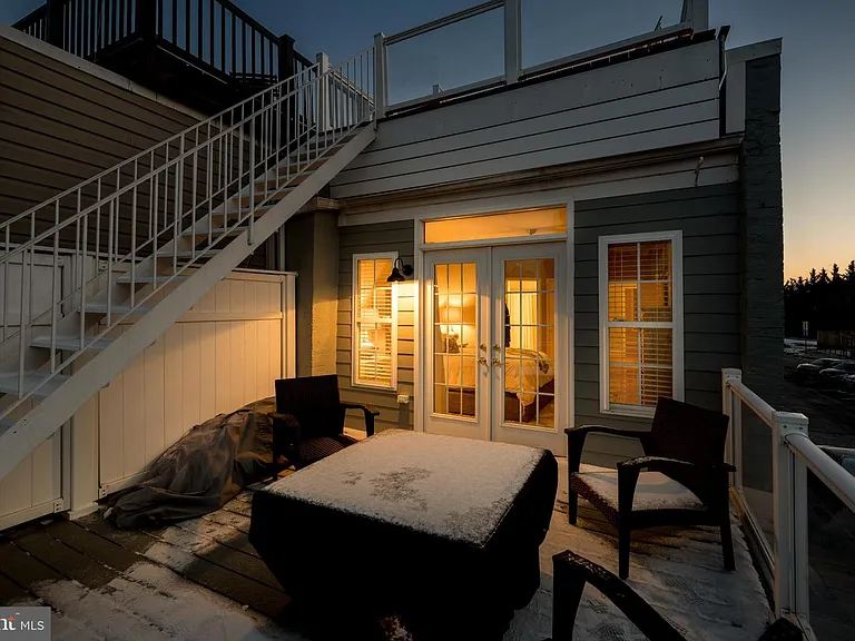 142 W Clement St — Photo 33