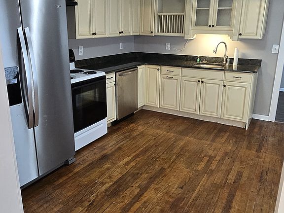 3rd image of 140 Freeman Cir