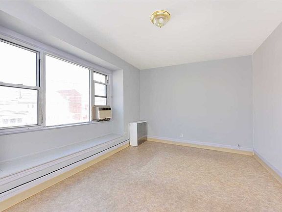 4th image of 4270 Hampton St