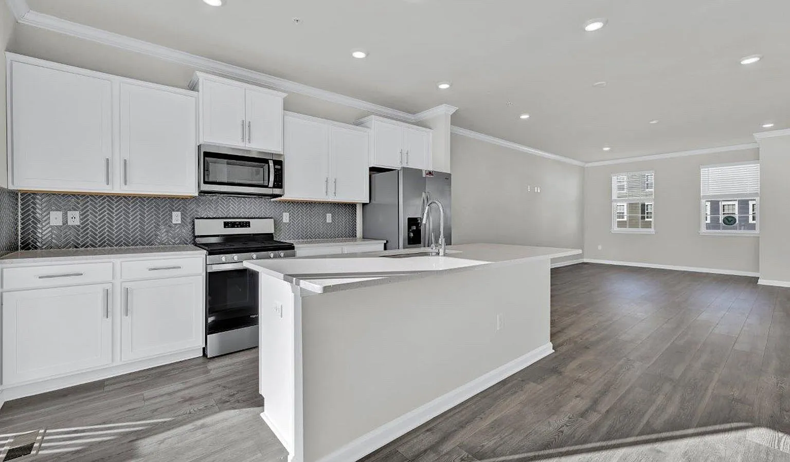 5 bed, 3.5 bath, 1969 sqft, $3,300 — Photo 4