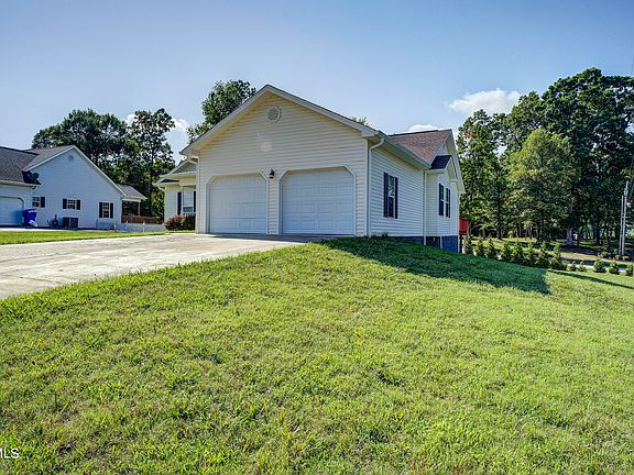 3rd image of 102 Royal Oaks Dr