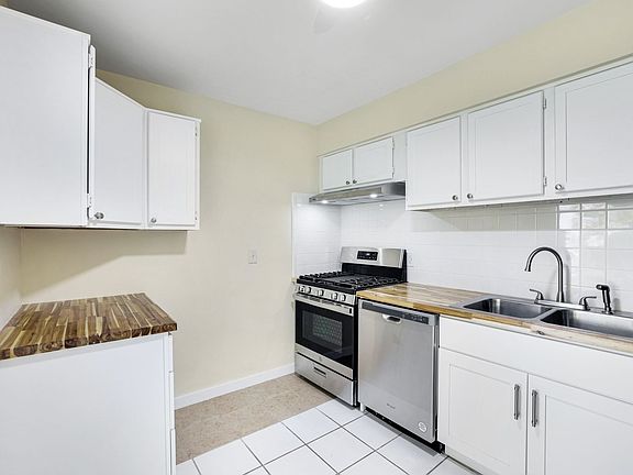 3rd image of 527A Goodland Dr W