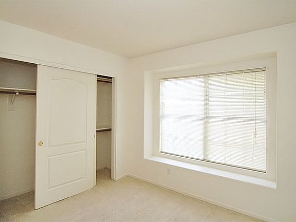 4th image of 9825 W Pontiac Dr