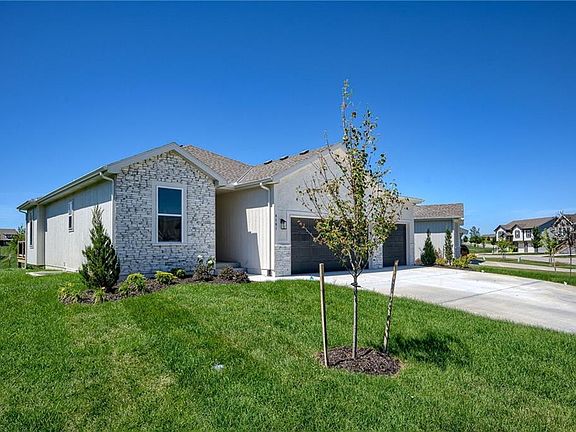 2nd image of 8101 SE Holly Dr