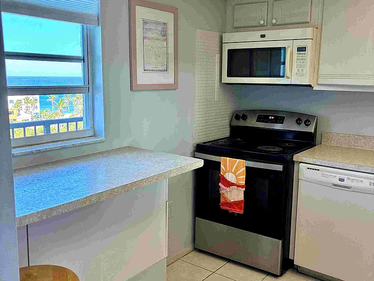Kitchen nook overlooking Gulf (new appliances)