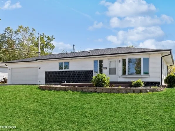 4350 Cavalier St NE, Cedar Rapids, IA 52402