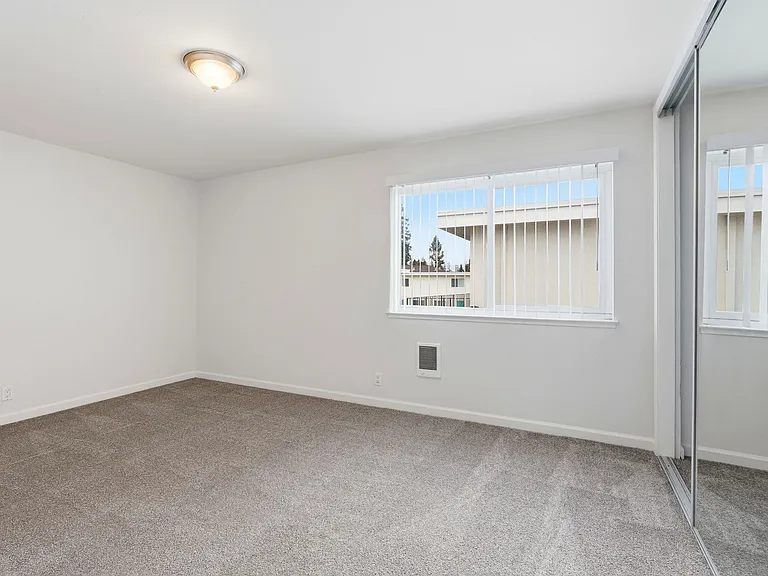Poplar Plaza Apartments — Photo 24
