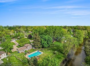 1087 Edgeorge St, Waterford, MI 48327