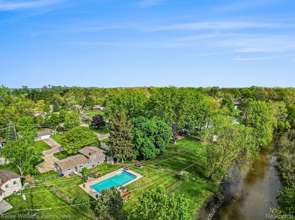 1087 Edgeorge St, Waterford, MI 48327