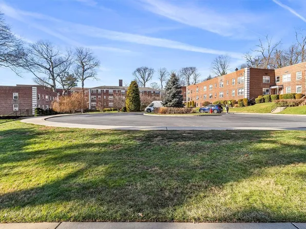 4 Edwards #2F, Roslyn Heights, NY 11577