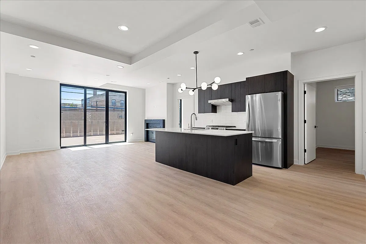 3 bed, 1347 sqft, $4,595 — Photo 3