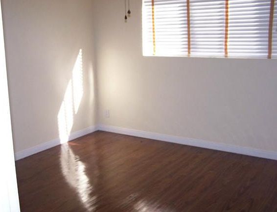 5th image of 18555 Collins St APT C10