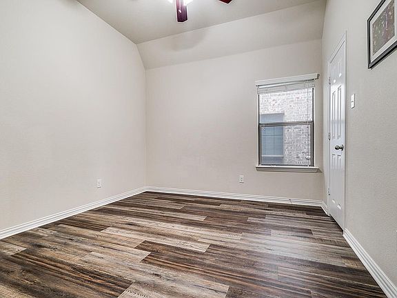 2nd image of 2443 Lismore Ln
