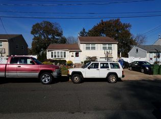 5 Oxford Dr, Parlin, NJ 08859