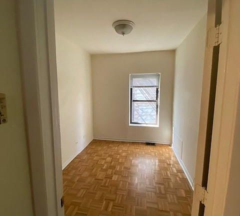 3rd image of 4020 N Clarendon Ave APT 1R